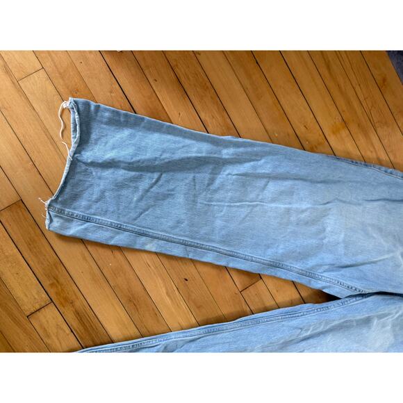 Hollister Low-Rise Light Wash Baggy Jeans - Picture 6 of 6